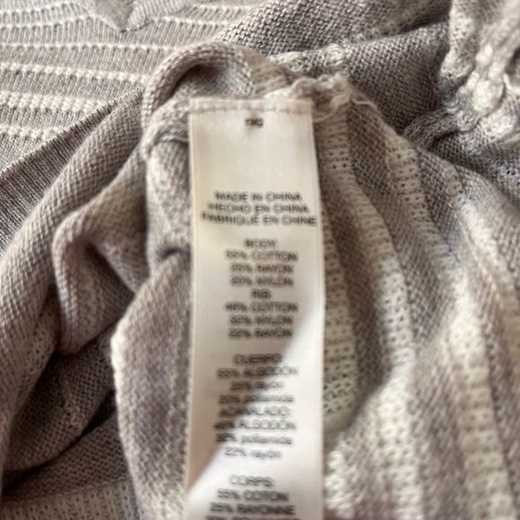 Chico’s Sweater, Lightweight Vee Neck Sweater- Size 2 NWT - Picture 8 of 9